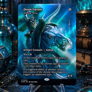Puede incluir: Una carta coleccionable rectangular titulada Doom Variant Roaming Throne que muestra una figura con armadura metálica montando un dinosaurio mecánico. La carta presenta efectos de luz azules y verdes, reglas de juego, una fuerza 4/4 y el nombre del artista Alex Ross.