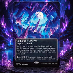 Op de afbeelding: Een Magic: The Gathering ruilkaart Gemstone Caverns met een illustratie van een gloeiende paarse kristalgrot onder een heldere maan. De kaarttekst beschrijft de mechanics voor legendarisch land, manaproductie en gelukstellers.