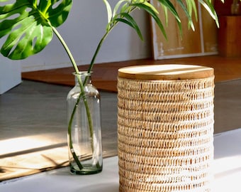 Rattan Beistelltisch BASKER mit Holzplatte | Runder Beistelltisch aus Naturmaterial | Boho Wohnzimmertisch
