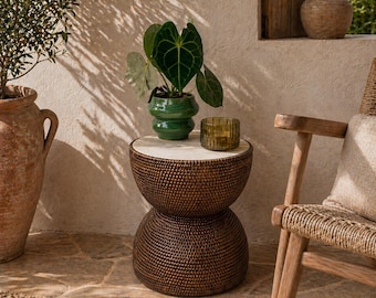Mesa auxiliar de ratán con forma de reloj de arena y tablero de hormigón de Ø 38 x H 45 cm – Mesa de centro redonda, hecha a mano, con materiales naturales y hormigón, estilo bohemio.
