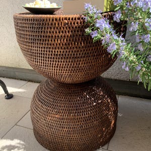 HOURGLASS rattan side table - Small, round table made of dark, natural rattan in boho style, Ø 35 x H 40 cm, dark mocha (brown)