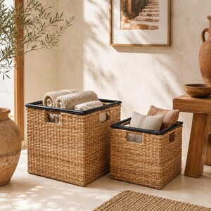 Handgeflochtene Rattan Körbe im 2er Set – Aufbewahrungskorb mit Bambusrahmen schwarz – stapelbar – Naturmaterial – Dekokorb Wohnzimmer