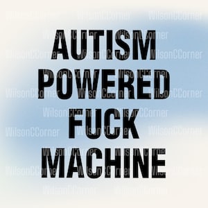 Può includere: Un design grafico con le parole "AUTISM POWERED FUCK MACHINE" in grassetto nero. Il testo è centrato su uno sfondo sfumato blu chiaro e bianco. Le parole "WilsonCorner" sono ripetute in un carattere sbiadito.