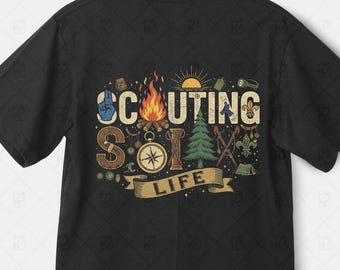 Pode incluir: Camiseta preta com um design gráfico colorido com as palavras "Scouting Soul Life" com ilustrações temáticas de acampamento. O design inclui uma fogueira, uma bússola e uma tenda.