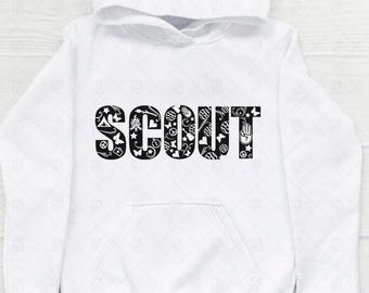 Op de afbeelding: Witte hoodie met het woord "SCOUT" in grote, zwarte, decoratieve letters op de borst. De letters zijn gevuld met diverse zwarte patronen en symbolen. Het heeft een voorzak en een capuchon met trekkoord.