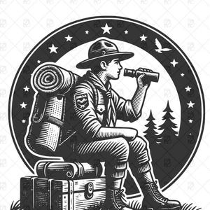 Könnte beinhalten: Schwarz-Weiß-Illustration eines Pfadfinders, der auf einem Koffer sitzt und durch ein Fernglas blickt. Der Pfadfinder trägt Hut, Uniform und Stiefel, mit Rucksack und gerollter Decke. Ein kreisförmiger Rahmen mit Sternen und Bäumen umgibt den Pfadfinder.