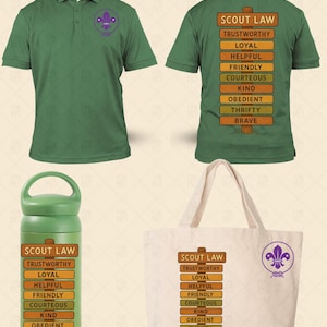Pode incluir: Camisa polo verde com um emblema roxo e as palavras "Scout Law" e seus princípios impressos nas costas. Uma garrafa de água verde e uma sacola branca também exibem o mesmo texto e emblema.
