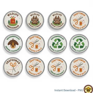 Op de afbeelding: Een verzameling ronde badges met diverse ontwerpen en tekst. Sommige badges tonen een schaar en draad, andere laten pootafdrukken, een recyclingsymbool en een gestileerd insect zien. De badges hebben een getextureerde, gebroken witte achtergrond.