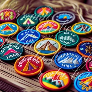 Könnte beinhalten: Eine Sammlung farbenfroher, gestickter Aufnäher mit Outdoor- und Campingmotiven. Die Aufnäher zeigen Bilder von Bergen, Zelten und Texten wie "Hike" und "Scouting". Sie sind auf einer Holzoberfläche angeordnet.