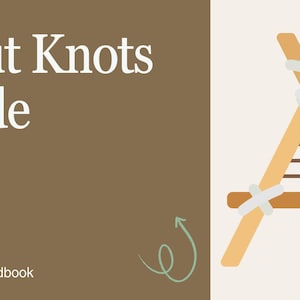 Op de afbeelding: Een illustratie voor een "Scout Knots Guide" met tekst op een bruine achtergrond. De afbeelding bevat een diagram van een houten constructie vastgebonden met wit touw en een groene wervelende afbeelding. De tekst "A Practical Handbook" staat eronder.
