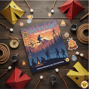 Puede incluir: Una composición plana con un libro de "Scout Fun Games" con actividades al aire libre y en interiores. El libro está rodeado de artículos temáticos de acampada como tiendas de campaña en miniatura, una brújula, tazas, malvaviscos en palitos y cuerda, todo dispuesto sobre una superficie de madera.