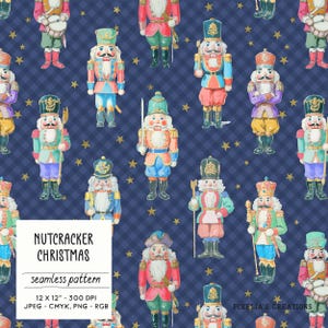 Puede incluir: Un patrón sin costuras con figuras de cascanueces coloridos sobre un fondo a cuadros azul oscuro con estrellas doradas. La imagen incluye el texto "NUTCRACKER CHRISTMAS" y "seamless pattern". El patrón mide 30,48 x 30,48 cm.