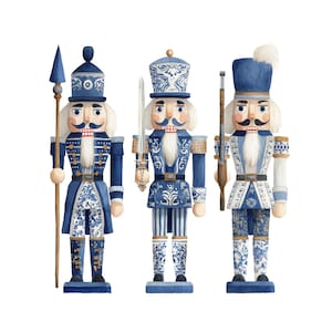 Könnte beinhalten: Aquarellillustration von drei blau-weißen Nussknackern. Jeder Nussknacker hat ein anderes Design, darunter ein Speer, ein Schwert und ein Gewehr. Die Nussknacker haben weiße Haare und Schnurrbärte und tragen Hüte und Uniformen mit aufwendigen Mustern.