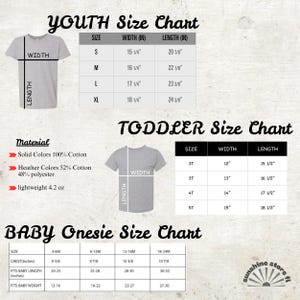K&ouml;nnte beinhalten: Gr&ouml;&szlig;entabellen f&uuml;r Jugendliche, Kleinkinder und Baby-Bodys. Die Jugendtabelle enth&auml;lt die Gr&ouml;&szlig;en S-XL mit Breiten- und L&auml;ngenma&szlig;en in Zoll. Die Kleinkindertabelle listet die Gr&ouml;&szlig;en 2T-5T auf. Die Baby-Bodysuit-Tabelle bietet Brust-, L&auml;ngen- und Gewichtsma&szlig;e.