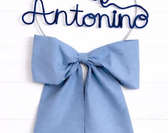 Lazo de nacimiento personalizado – Decoración para la habitación del bebé con nombre en tricotina – Escarapela de nacimiento azul con osito de peluche – Círculo hecho a mano