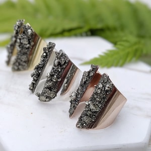 Anillo ajustable con piedra de pirita en bruto: Joyería llamativa de latón macizo