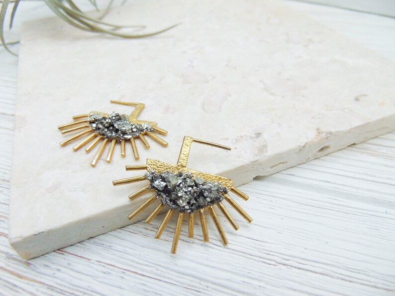 Celestial Sunburst Pyrite Earrings - Raw Crystal Sun Studs - Modern Gold Jewelry immagine 4