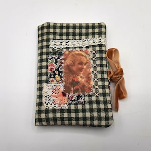 Peut inclure: Une couverture de journal en tissu vichy vert et blanc avec une photo vintage d'une femme, une garniture en dentelle et un ruban de velours brun.
