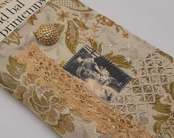 Pochette livre tissu  vintage beige et  or, image appliquée de mariés vintage , dentelle ancienne et broderie ,