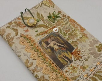 Pochette livre tissu  vintage beige et jaune doré, dentelle ancienne, image appliquée vintage sexy et broderie