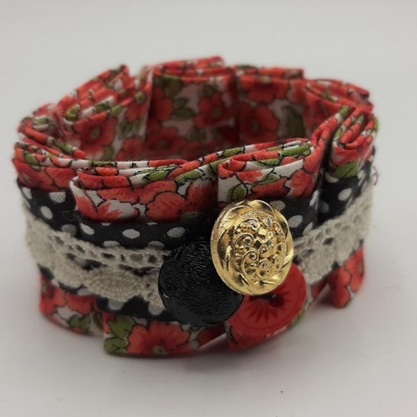 bracelet manchette textile   tissu  fleurs rouges ,dentelle et boutons vintage