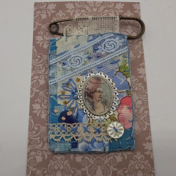 Broche cousu main Marie Antoinette , broche textile dentelle et broderie ,shabby chic