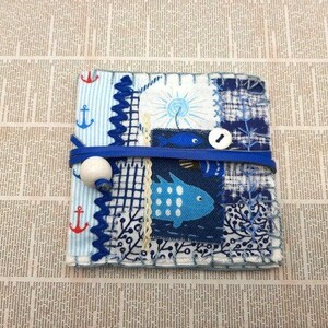 Astuccio porta aghi patchwork blu con motivo marino e pesci, astuccio porta aghi, punto lento, ricamo, interamente fatto a mano