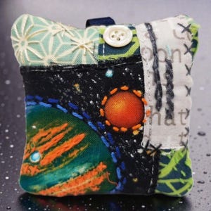 Porte clés coussin patchwork Cosmos Planètes, broderie main, bijou de sac