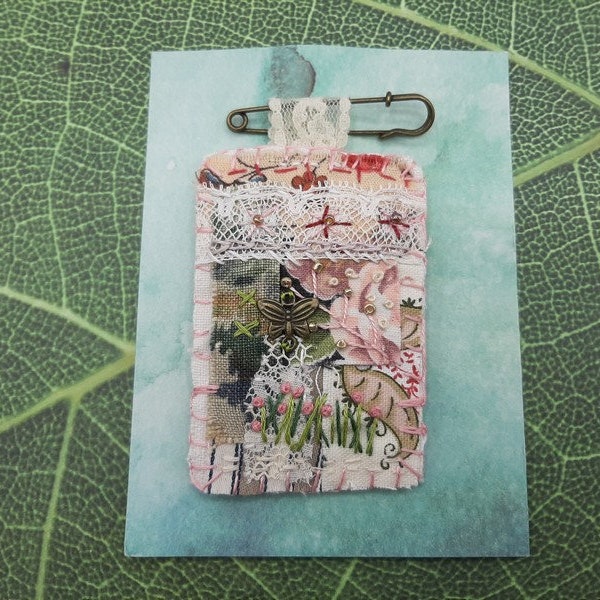 Broche cousu main,Broche textile  "Fleurs des champs" , broche patchwork  , broderie main ,pendentif tissu