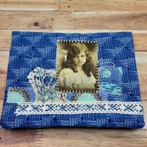 Biało-niebieskie materiałowe etui na karty, aplikacja dla dziewczynki w stylu retro, hafty i koronka