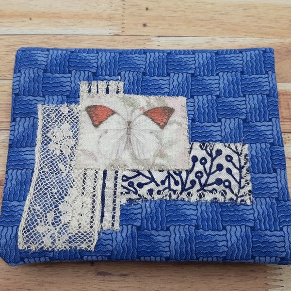 Porte-cartes en tissu  bleu ,applique de papillon et broderie main