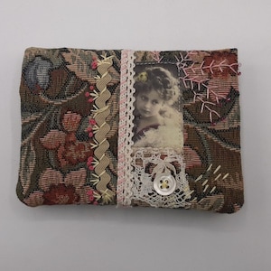 Porte-cartes en tissu tapisserie ,applique de petite fille retro,  Broderie  et dentelle