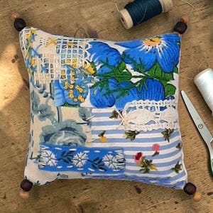 Coussin Pique aiguilles en patchwork bleu et blanc , pin cushion, Pique aiguilles entièrement réalisé à la main,  Broderie à la main