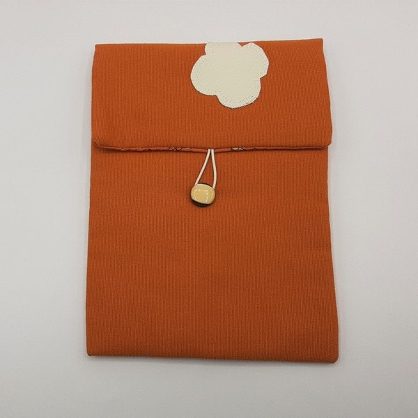 Pochette housse pour tablette numérique ou Ipad Air   ,pochette orange applique nuage blanc en cuir