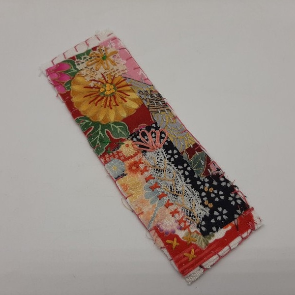 Marque-page tissu, patchwork tissus japonais rouge et rose, réalisé à la main,  broderie