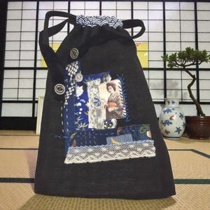 黒のリネンと日本の布のパッチワークで作られたランジェリーポーチ。芸者のモチーフが施され、手刺繍が施されています。