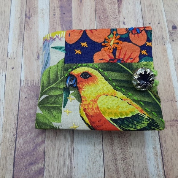 Réservé Livre d'aiguille  en patchwork  tissu jungle ,  Broderie à la main, pochette de couture