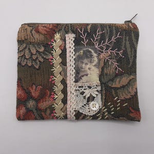 Porte monnaie zippé  en tissu tapisserie ,applique de petite fille retro,  Broderie  et dentelle