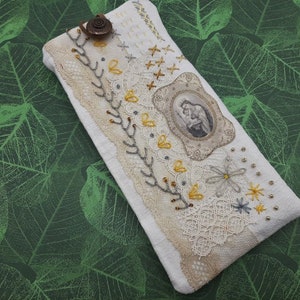Vintage Metis Baumwoll-Lünettenetui, Madonna Blessed Virgin angewendet, Handstickerei, Spitzenbeutel, Spitze und Stickerei