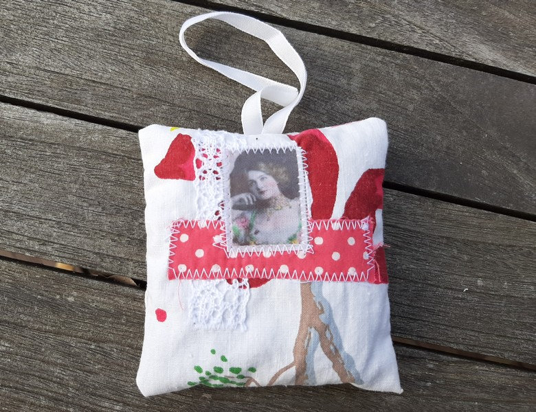 Sachet de Lavande Coton Fleuri , Lavender Bag, Dentelle Ancienne , Applique Femme Retro