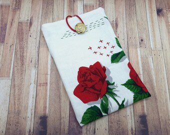 Pochette livre tissu blanc roses rouges  vintage,  broderie , housse protection livre format poche