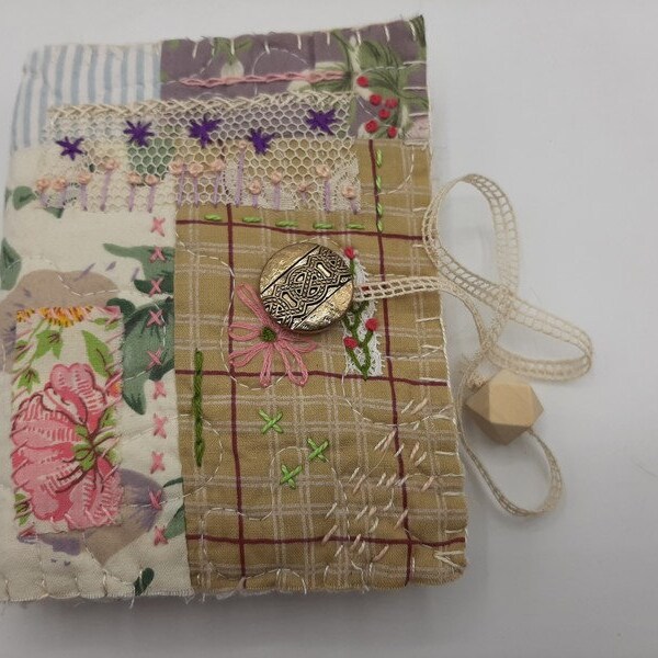Réservé Grand Livre d'aiguille  en quilt patchwork  vintage  ,   Broderie à la main, pochette de couture