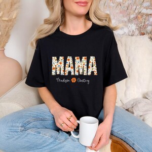 Personalisiertes Blumen-Mama-Shirt mit Kindernamen - Comfort Colors