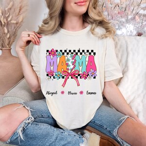 Personalisiertes Blumen-Mama-Shirt mit Kindernamen - Comfort Colors Tee