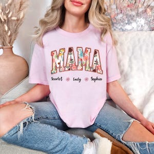 Komfortfarben Personalisiertes Blumenmama-Shirt mit Kindernamen, benutzerdefiniertes Mama-Shirt, benutzerdefiniertes Blumenmama-Shirt mit Kindernamen, Muttertagsgeschenk