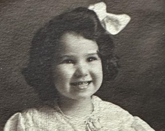 Retrato ovalado antiguo de una bebé niña en Lewison, San Antonio, Texas, época eduardiana, c. 1910.