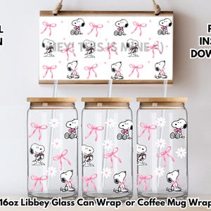 Puede incluir: Tres vasos de vidrio transparente Libbey con tapas de madera, con un patrón repetido de personajes de Snoopy y lazos rosas. Un letrero de madera arriba muestra el mismo diseño. El texto "DIGITAL DESIGN ONLY" y "PNG-INSTANT DOWNLOAD" son visibles.