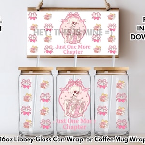 Peut inclure: Trois emballages pour canettes en verre ou tasses à café de 473 ml avec un squelette rose tenant un livre avec le texte "Just One More Chapter". Les emballages ont un motif rose et blanc avec des cœurs et des boîtes cadeaux.