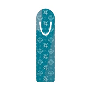 Op de afbeelding: Een turquoise bladwijzer met een wit patroon van schelpen, schildpadden en sterren. Het heeft een gebogen bovenkant met een witte lus. Het ontwerp herhaalt zich over het hele oppervlak.