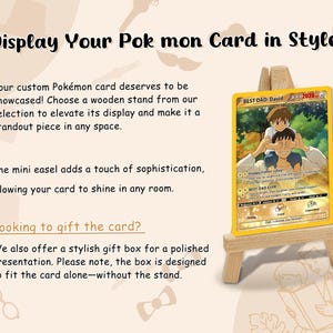 Peut inclure: Un chevalet en bois pr&eacute;sente une carte Pok&eacute;mon dor&eacute;e avec l'inscription "BEST DAD: David" et une illustration d'un p&egrave;re et de son fils. Le texte "Display Your Pok&eacute;mon Card in Style!" est en haut.